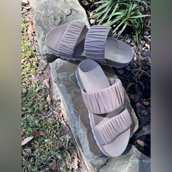 Sorel ROAMING™ TWO STRAP SLIDE FLAT SANDAL in Omega Taupe, size 7 - Picture 4 of 7